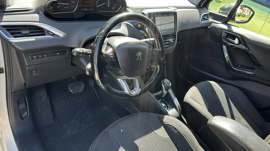PEUGEOT 208 -