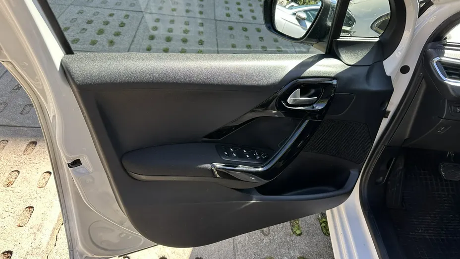 PEUGEOT 208 -