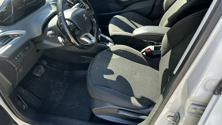 PEUGEOT 208 -