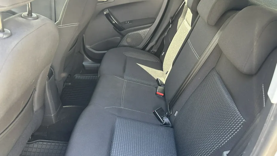 PEUGEOT 208 -