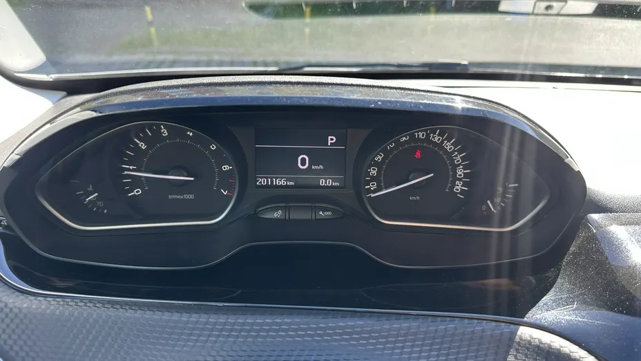 PEUGEOT 208 -