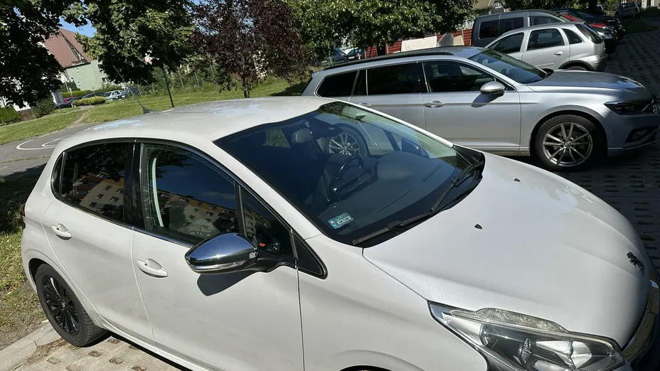 PEUGEOT 208 -