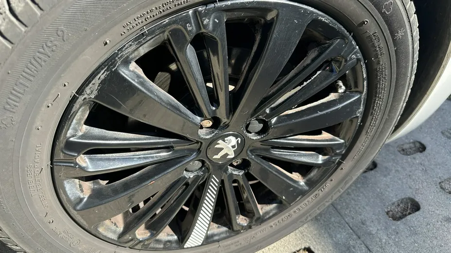 PEUGEOT 208 -