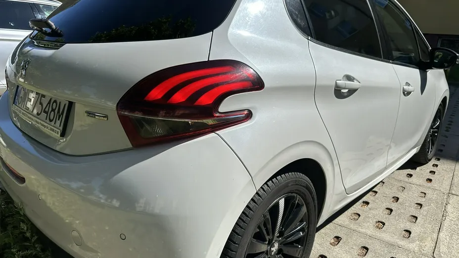 PEUGEOT 208 -