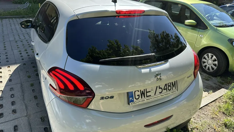 PEUGEOT 208 -