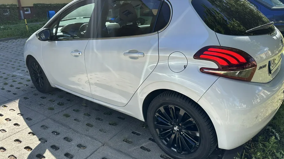PEUGEOT 208 -