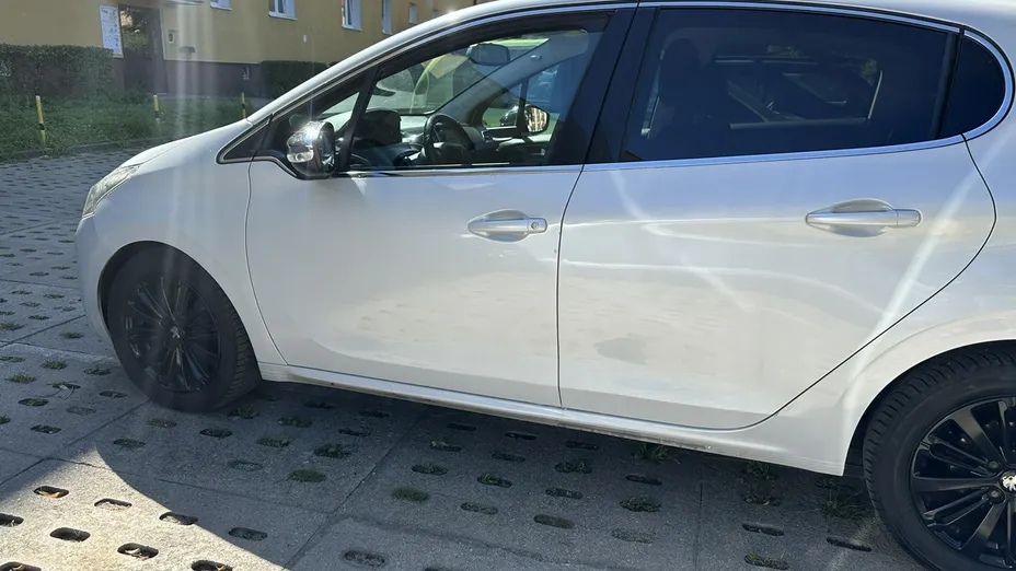 PEUGEOT 208 -