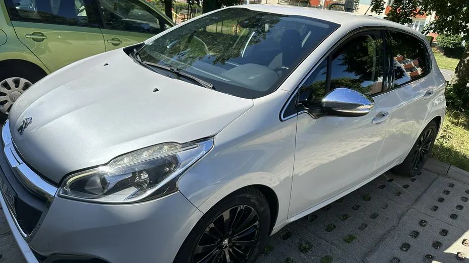 PEUGEOT 208 -