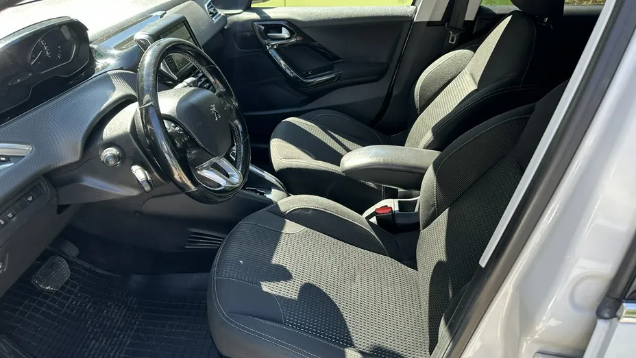 PEUGEOT 208 -