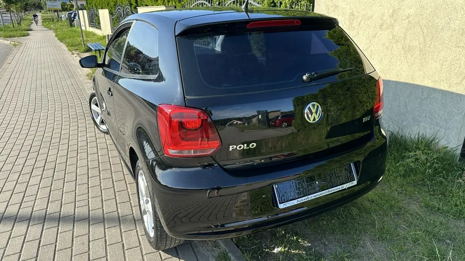 VOLKSWAGEN Polo -