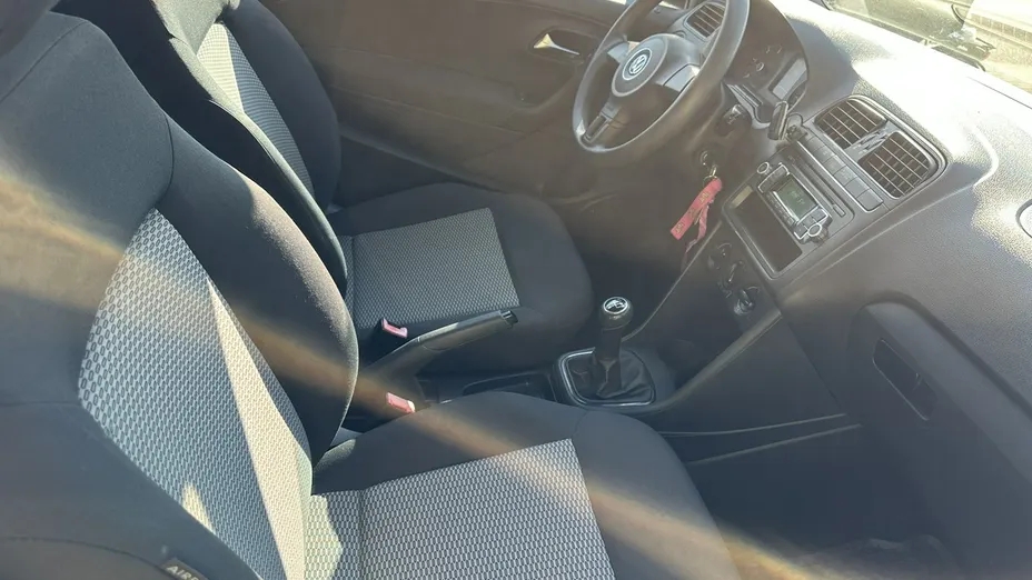 VOLKSWAGEN Polo -