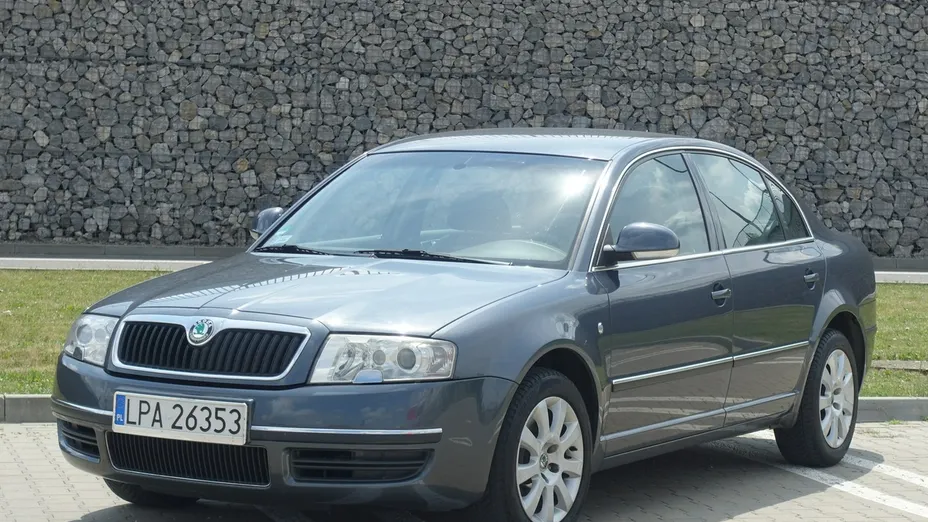 SKODA Superb -