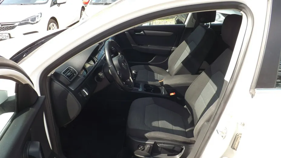 VOLKSWAGEN Passat -