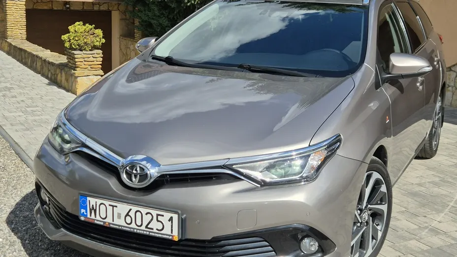 TOYOTA Auris -
