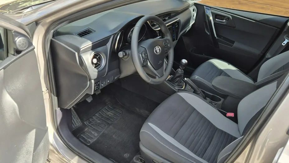 TOYOTA Auris -