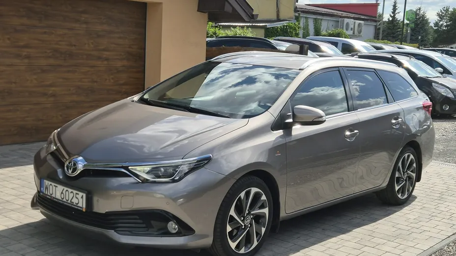 TOYOTA Auris -