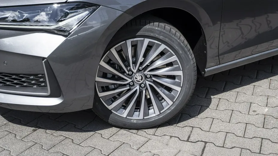 SKODA Superb -