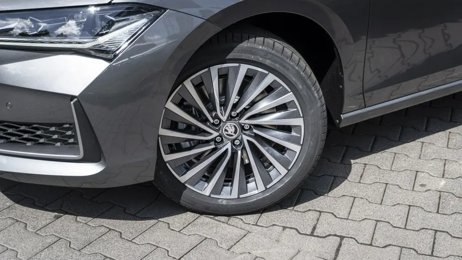 SKODA Superb -