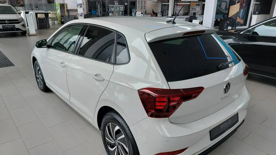 VOLKSWAGEN Polo -