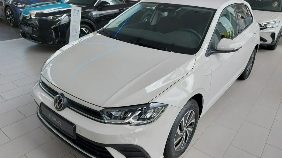 VOLKSWAGEN Polo -