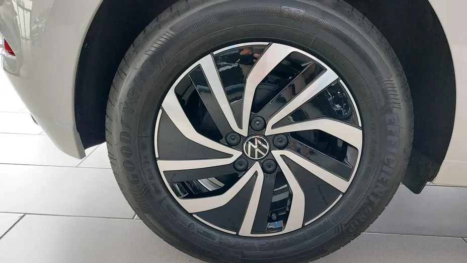VOLKSWAGEN Polo -