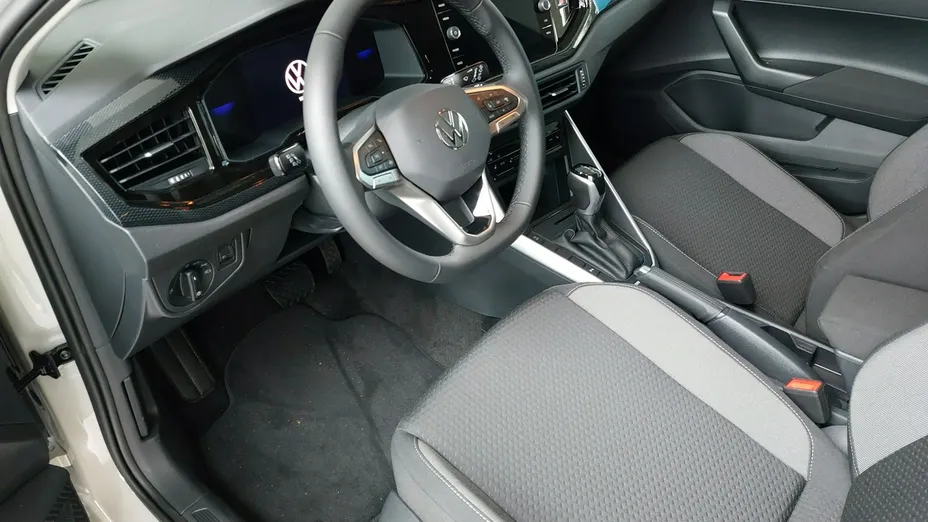 VOLKSWAGEN Polo -