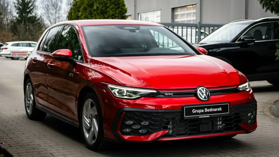 VOLKSWAGEN Golf -