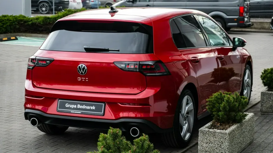 VOLKSWAGEN Golf -