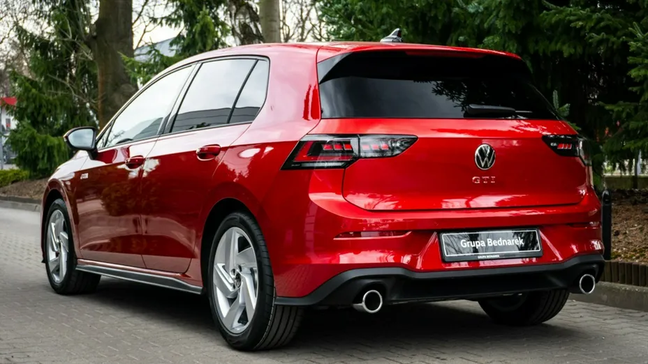 VOLKSWAGEN Golf -