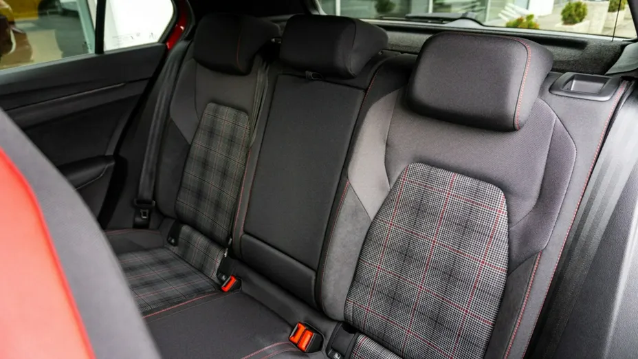 VOLKSWAGEN Golf -
