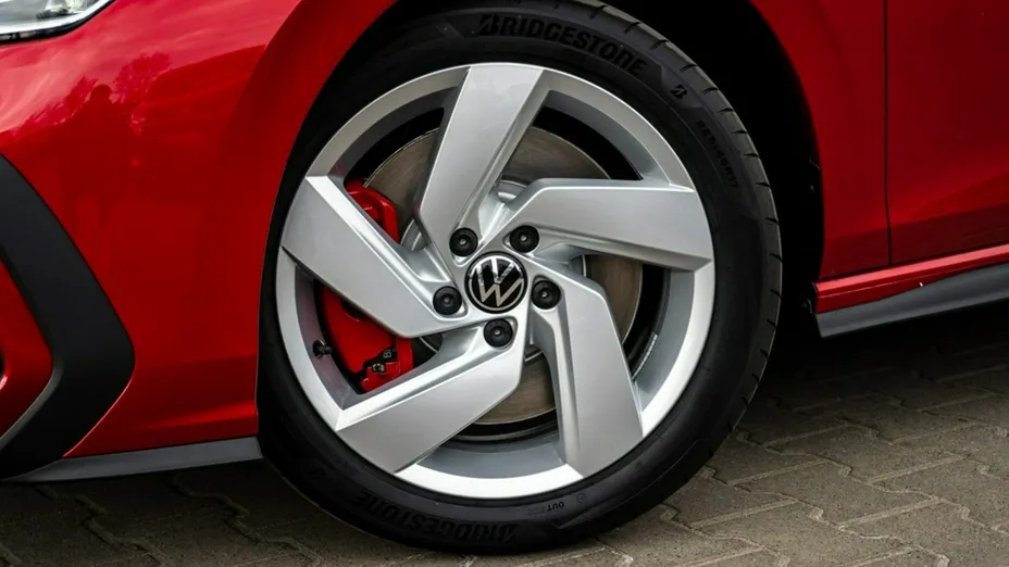 VOLKSWAGEN Golf -