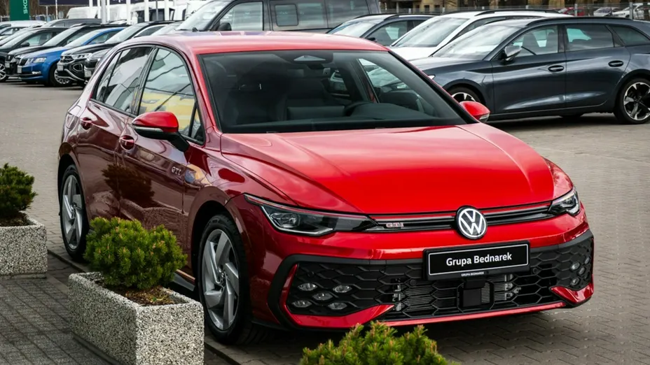 VOLKSWAGEN Golf -