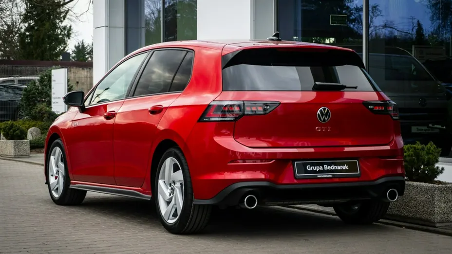 VOLKSWAGEN Golf -