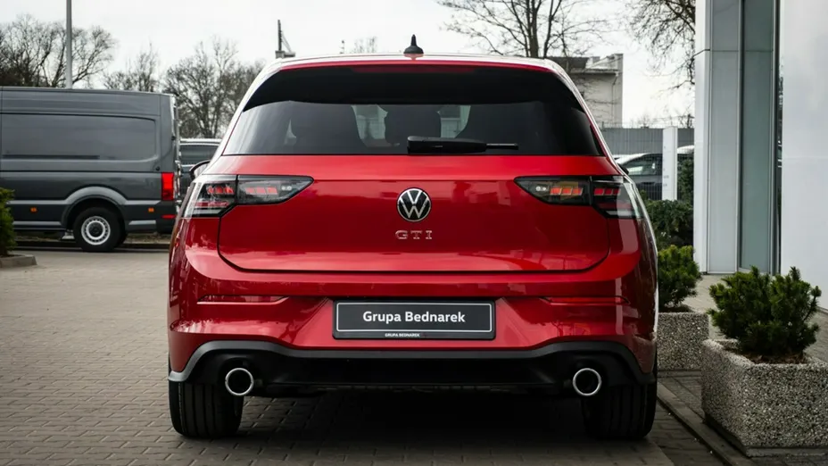 VOLKSWAGEN Golf -