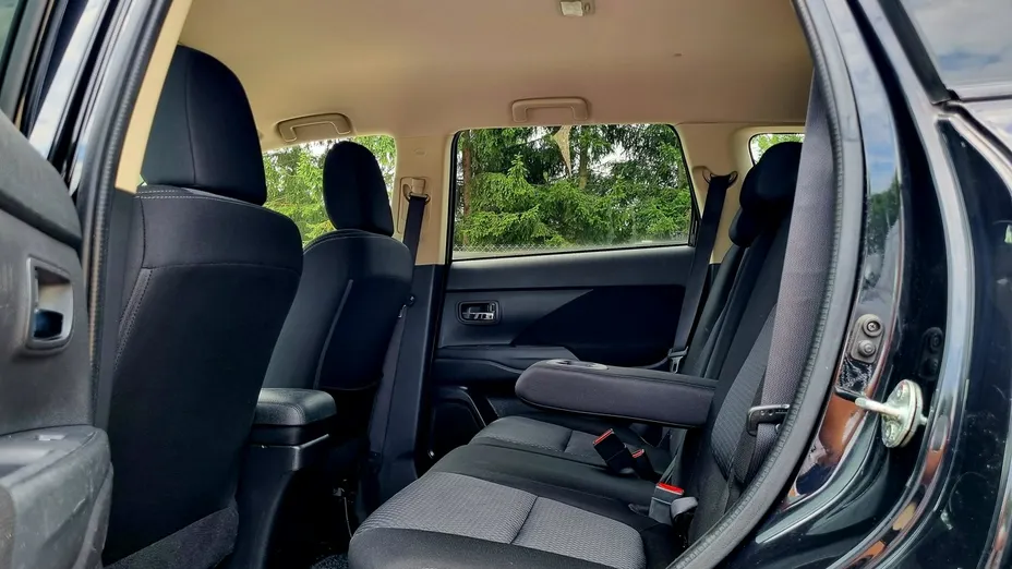 MITSUBISHI Outlander -