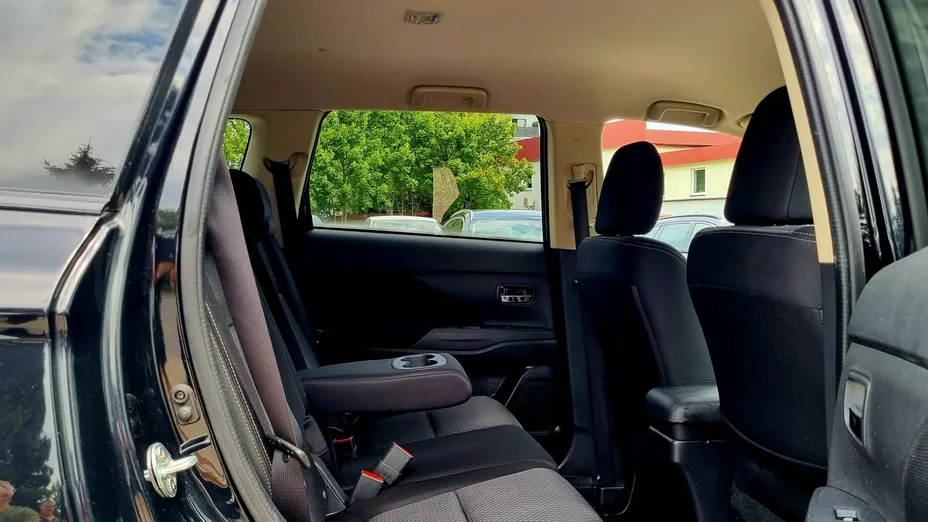 MITSUBISHI Outlander -