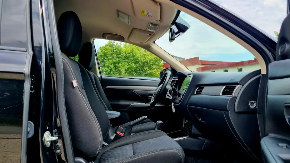 MITSUBISHI Outlander -
