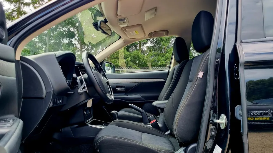 MITSUBISHI Outlander -