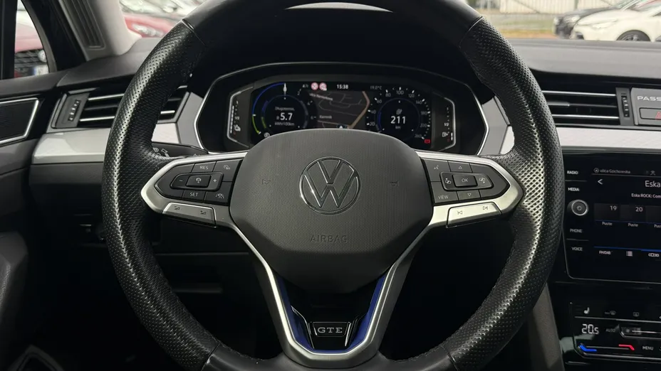 VOLKSWAGEN Passat -