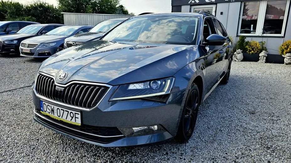 SKODA Superb -