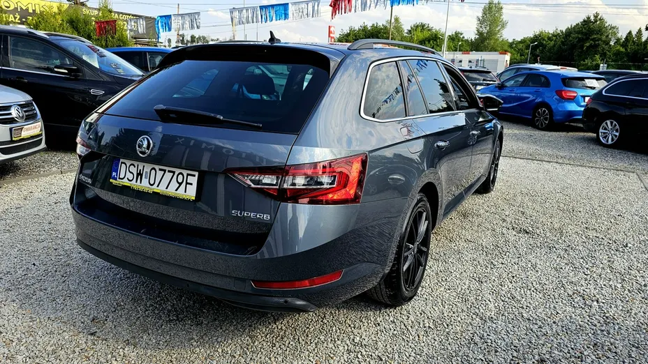SKODA Superb -