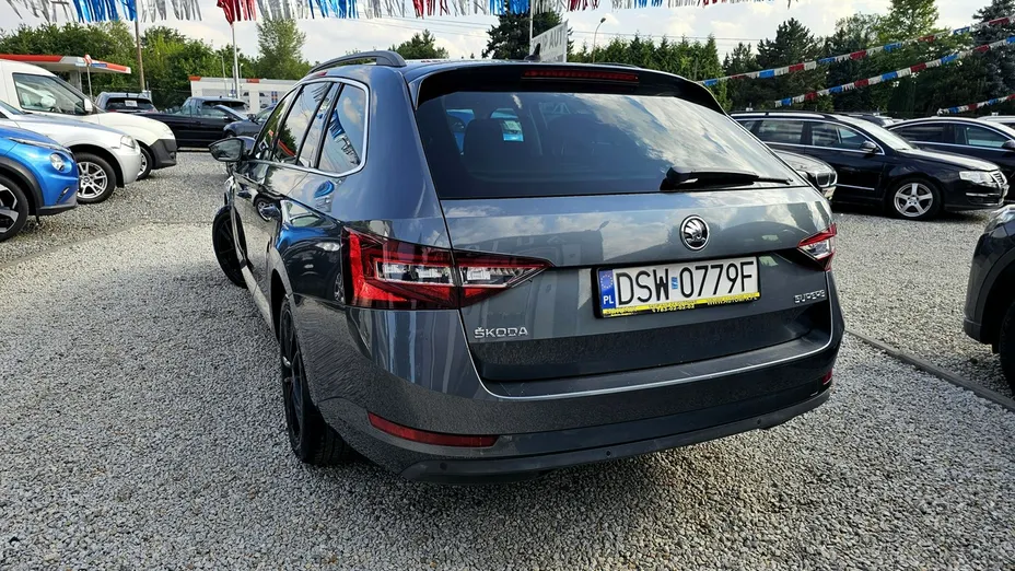 SKODA Superb -