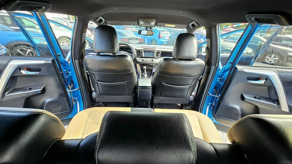 TOYOTA RAV4 -