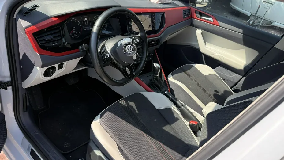 VOLKSWAGEN Polo -