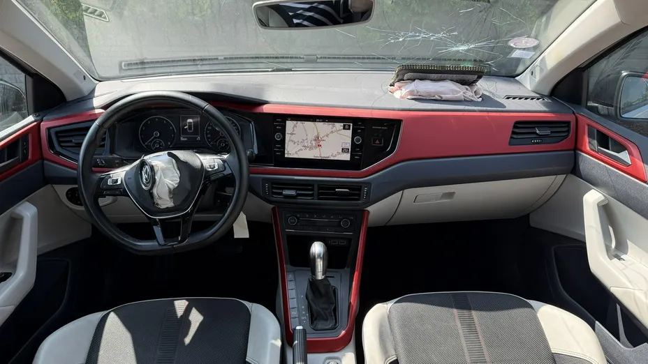 VOLKSWAGEN Polo -