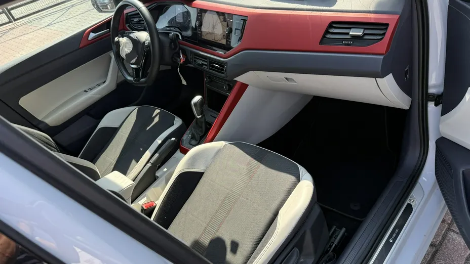 VOLKSWAGEN Polo -