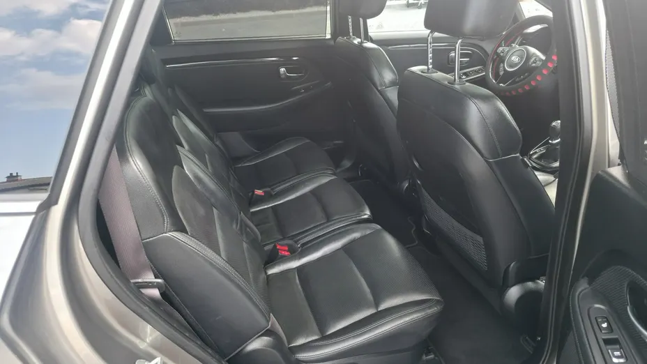 KIA Carens -