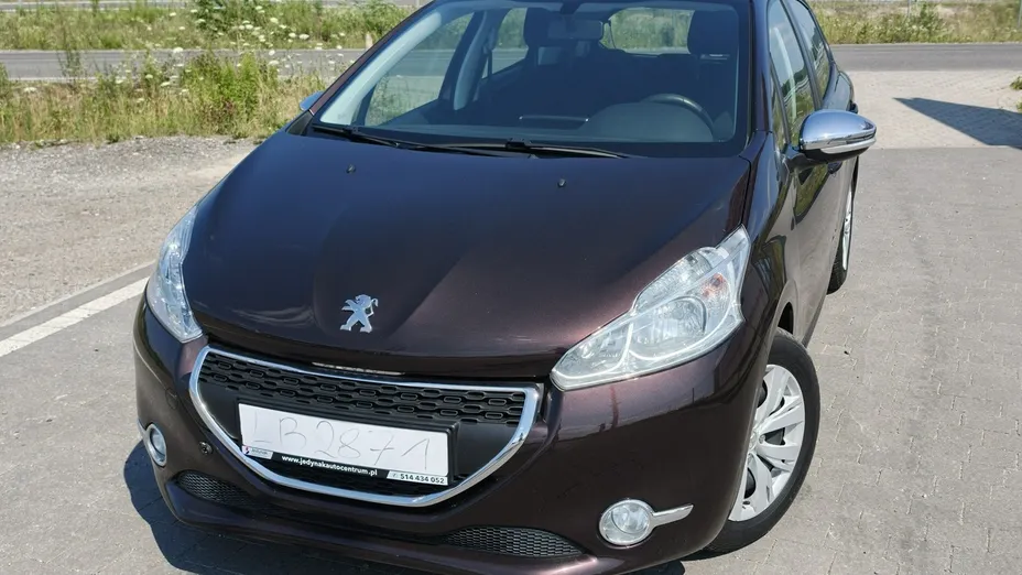 PEUGEOT 208 -