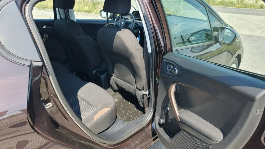 PEUGEOT 208 -