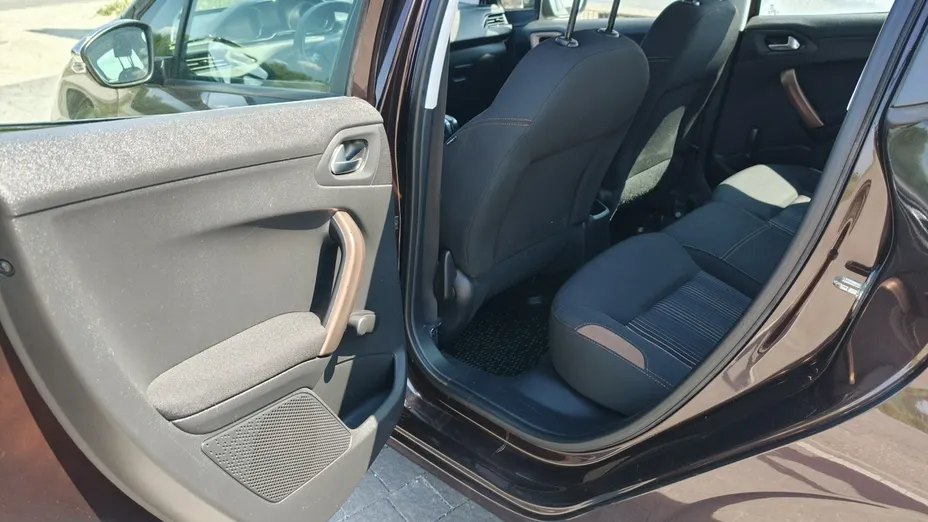 PEUGEOT 208 -